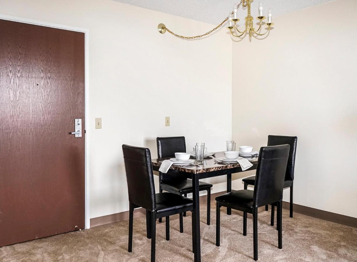 Short Term Rentals At The Park At Trowbridge Senior Community 사우스필드 외부 사진