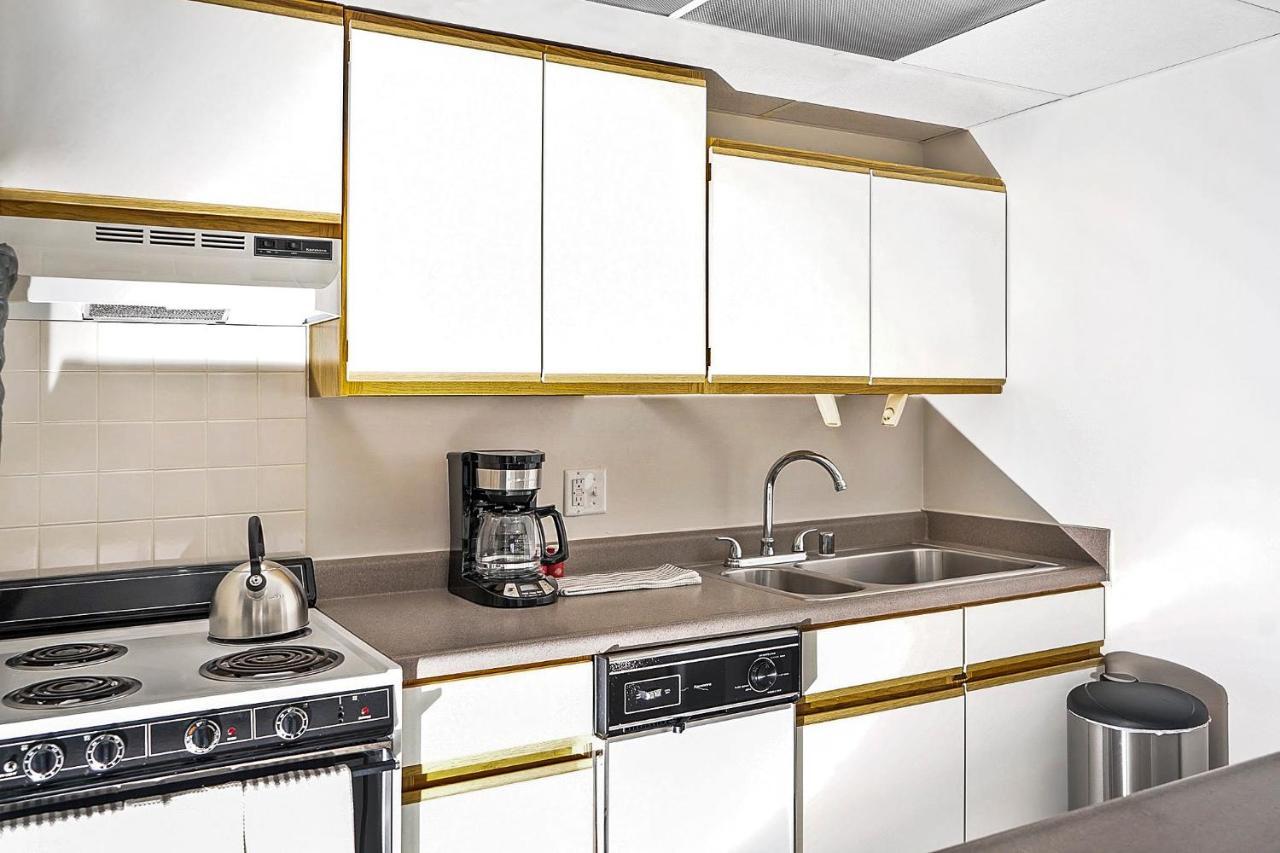 Short Term Rentals At The Park At Trowbridge Senior Community 사우스필드 외부 사진