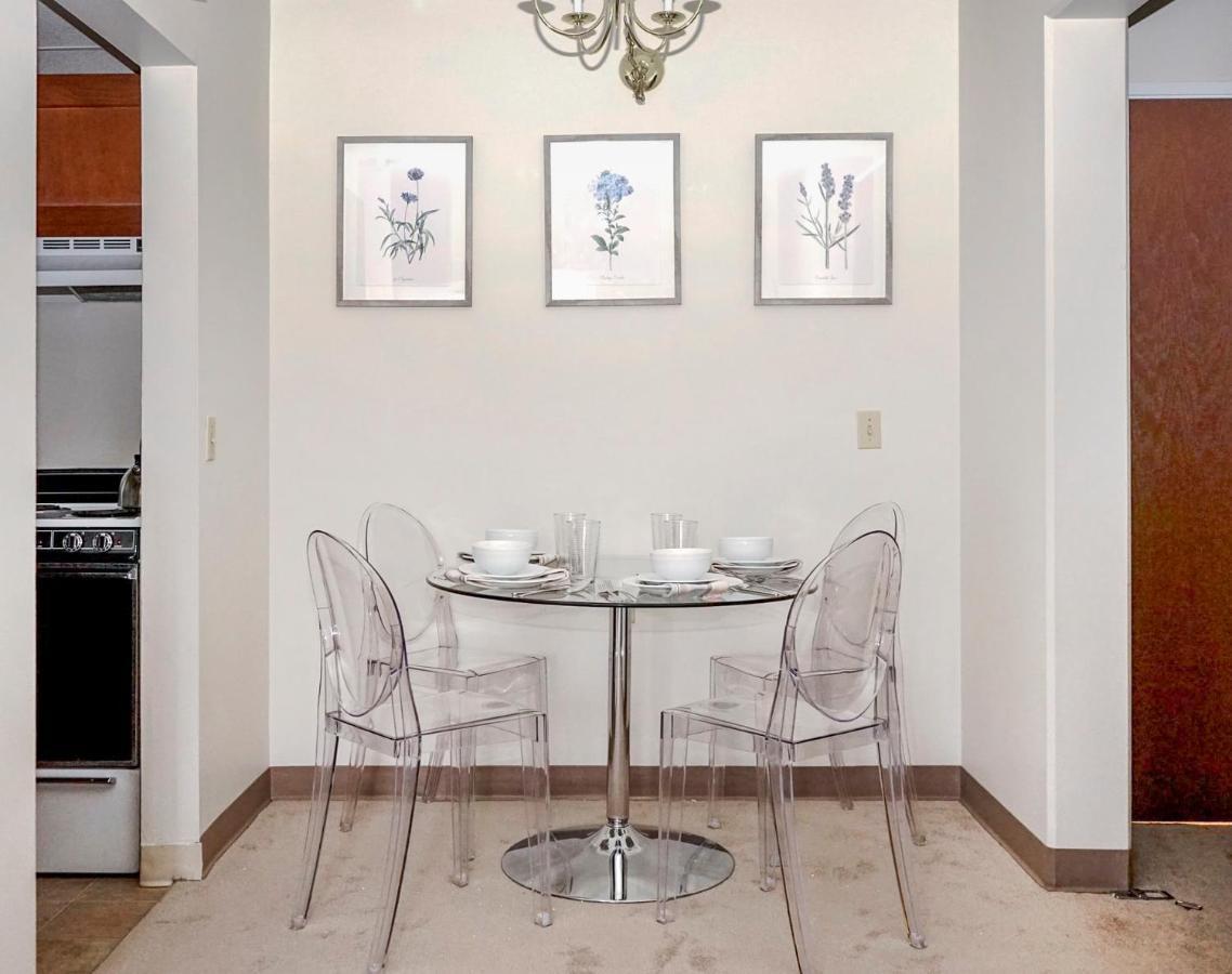 Short Term Rentals At The Park At Trowbridge Senior Community 사우스필드 외부 사진