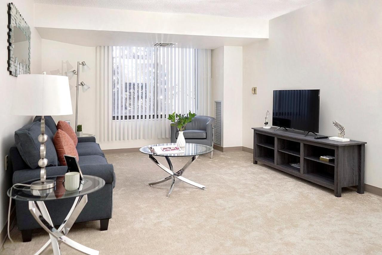 Short Term Rentals At The Park At Trowbridge Senior Community 사우스필드 외부 사진