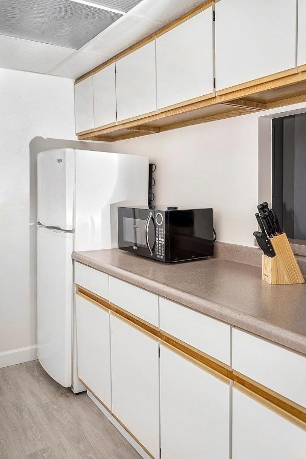 Short Term Rentals At The Park At Trowbridge Senior Community 사우스필드 외부 사진