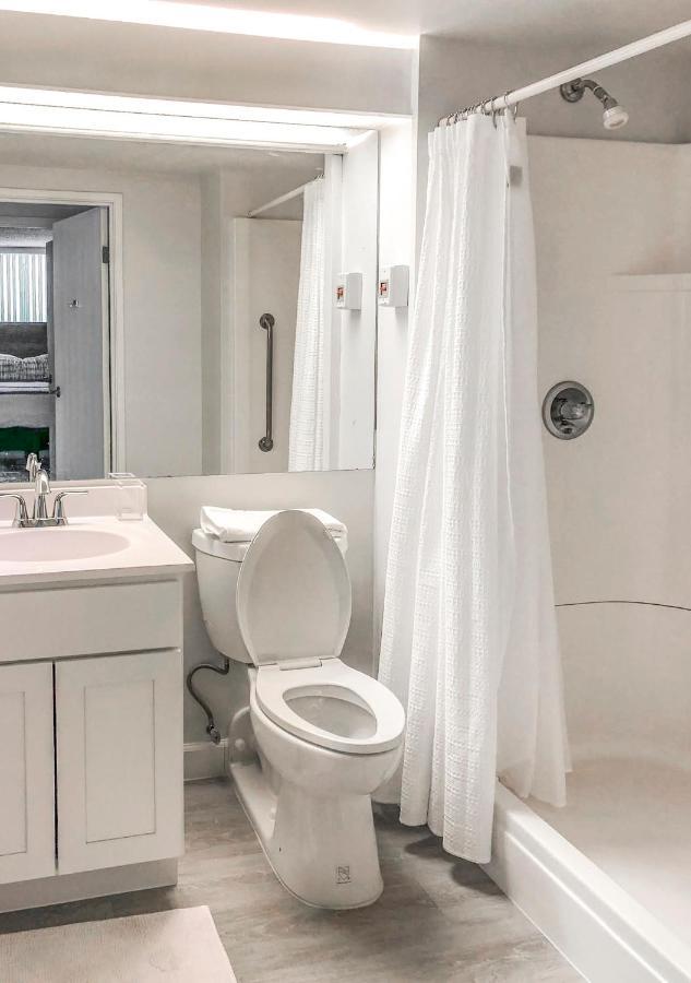 Short Term Rentals At The Park At Trowbridge Senior Community 사우스필드 외부 사진